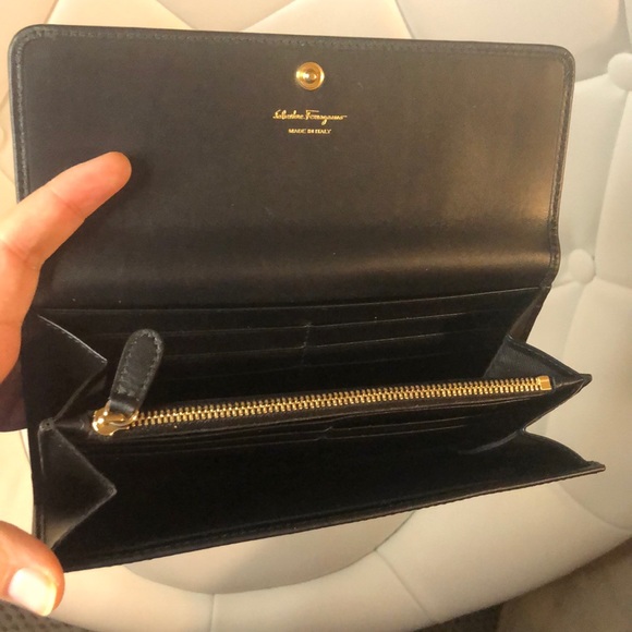 🩷SOLD🩷Ferragamo Vara Bow with Gold Studs BLK Wallet - Picture 9 of 12